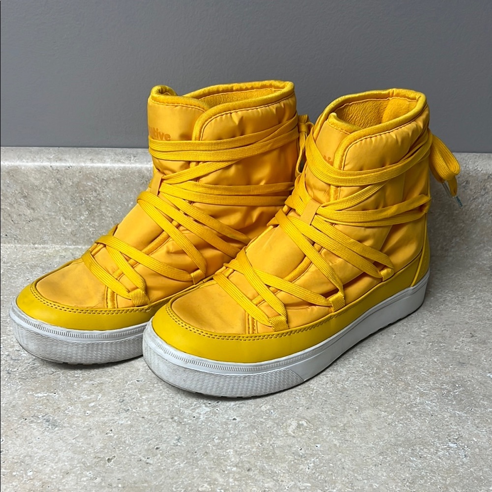 Native brand short boots. Fleece inside and poofy.
